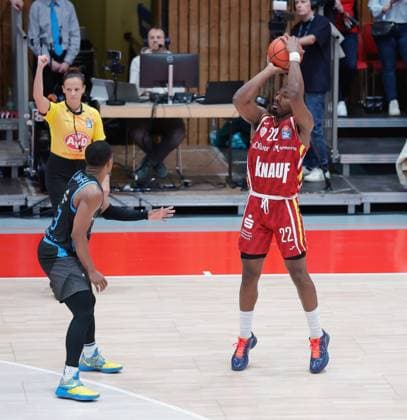 In the picture from left Eric Washington Science City Jena, 33 against Johnathan Stove Wuerzburg Baskets, 22 31 10 2025, Basketball, Fitness First Wuerzburg Baskets vs Science City Jena, easyCredit BBL, Matchday 6, Germany, Wuerzburg, tectake Arena, Copyright: HMBxMedia xJulienxBecker