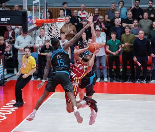 In the picture from left Naz Bohannon Science City Jena, 15 , Davion Mintz Wuerzburg Baskets, 10 and Joe Wieskamp Science City Jena, 10 31 10 2025, Basketball, Fitness First Wuerzburg Baskets vs Science City Jena, easyCredit BBL, Matchday 6, Germany, Wuerzburg, tectake Arena, Copyright: HMBxMedia xJulienxBecker