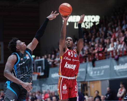 In the picture from left Great Osobor Science City Jena, 1 against Marcus Carr Wuerzburg Baskets, 5 31 10 2025, Basketball, Fitness First Wuerzburg Baskets vs Science City Jena, easyCredit BBL, Matchday 6, Germany, Wuerzburg, tectake Arena, Copyright: HMBxMedia xJulienxBecker