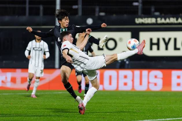 Hayate Matsuda Hannover 96 in duel with Felix Keidel SV 07 Elversberg , SV Elversberg vs Hannover 96, Football, 2 Bundesliga, 11 Matchday, Saison 2025 2026, 31 10 2025 DFB regulations prohibit any use of photographs as image sequences and or quasi video SV Elversberg vs Hannover 96, Football, 2 Bundesliga, 11 Matchday, Saison 2025 2026, 31 10 2025 Copyright: xEibner-Pressefoto AlexanderxNeisx EP_ANS