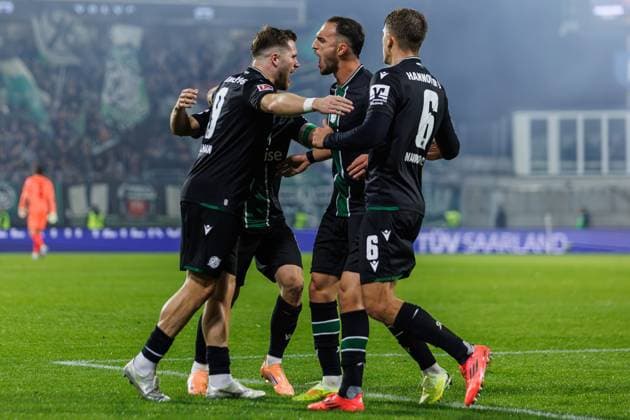 Benjamin Kaellmann Hannover 96 celebrates the goal for 1 1 with Virgil Ghia Hannover 96 and Maik Nawrocki Hannover 96 , SV Elversberg vs Hannover 96, Football, 2 Bundesliga, 11 Matchday, Season 2025 2026, 31 10 2025 DFB regulations prohibit any use of photographs as image sequences and or quasi video SV Elversberg vs Hannover 96, Football, 2 Bundesliga, 11 Matchday, Season 2025 2026, 31 10 2025 Copyright: xEibner-Pressefoto AlexanderxNeisx EP_ANS