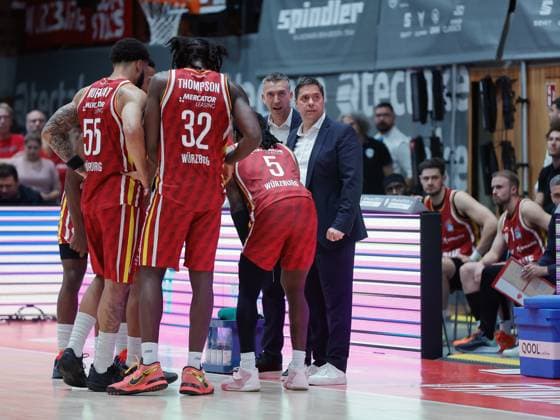 In the picture from left Co Coach Dejan Mihevic Wuerzburg Baskets and Head Coach Sasa Filipovski Wuerzburg Baskets look at the scoreboard during the timeout 31 10 2025, Basketball, Fitness First Wuerzburg Baskets vs Science City Jena, easyCredit BBL, Matchday 6, Germany, Wuerzburg, tectake Arena, Copyright: HMBxMedia xJulienxBecker