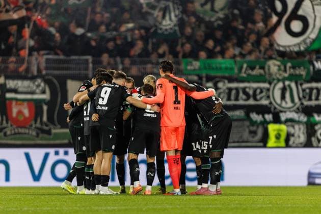 Team circle Hannover SV Elversberg vs Hannover 96, Football, 2 Bundesliga, 11 Matchday, Season 2025 2026, 31 10 2025 DFB regulations prohibit any use of photographs as image sequences and or quasi video SV Elversberg vs Hannover 96, Football, 2 Bundesliga, 11 Matchday, Season 2025 2026, 31 10 2025 Copyright: xEibner-Pressefoto AlexanderxNeisx EP_ANS