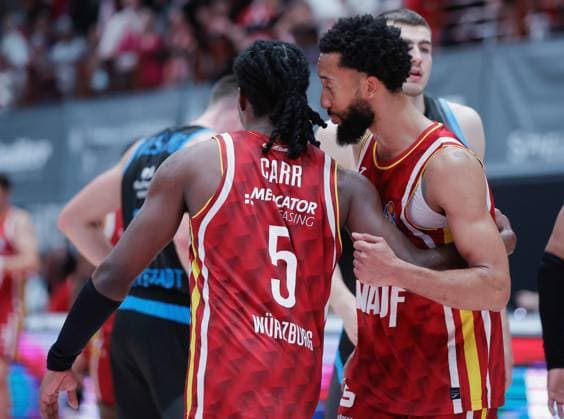 In the picture from left Marcus Carr Wuerzburg Baskets, 5 and Davion Mintz Wuerzburg Baskets, 10 discuss 31 10 2025, Basketball, Fitness First Wuerzburg Baskets vs Science City Jena, easyCredit BBL, Matchday 6, Germany, Wuerzburg, tectake Arena, Copyright: HMBxMedia xJulienxBecker