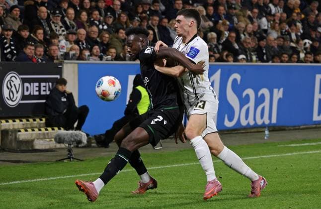 31 10 2025, Football, Men, 2 Bundesliga, Season 2025 2026, SV 07 Elversberg Hannover 96, Mustapha Bundu Hannover 96 Felix Keidel SV 07 Elversberg Elversberg Ursapharm Arena an der Kaiserlinde Saarland Germany EN Copyright: xSebastianxBachx
