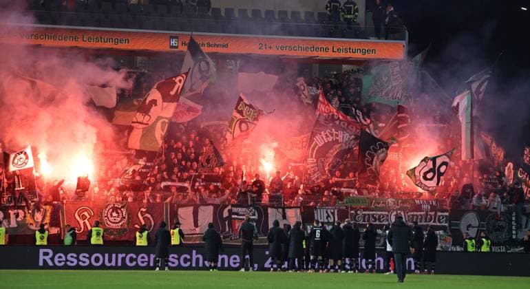 31 10 2025, Football, Men, 2 Bundesliga, Season 2025 2026, SV 07 Elversberg Hannover 96, Fans of Hannover 96 ignite pyrotechnics while the team thanks for the support after the match Elversberg Ursapharm Arena an der Kaiserlinde Saarland Germany EN Copyright: xSebastianxBachx