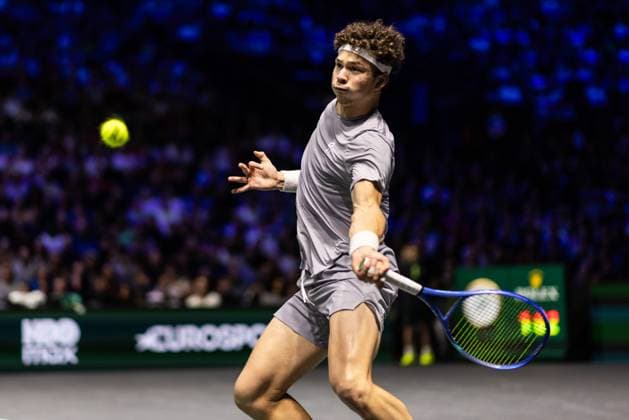Rolex Paris Masters 2025 - Day 5 Ben Shelton (USA) plays against Jannik Sinner (ITA) in the men s singles match on day five of the Paris ATP, Tennis Herren Masters 1000 tennis tournament at the Paris La Defense Arena in Nanterre, on the outskirts of Paris, on october 31, 2025. Paris France  Copyright: xIbrahimxEzzatx originalFilename:ezzat-notitle251031_npXWQ.jpg