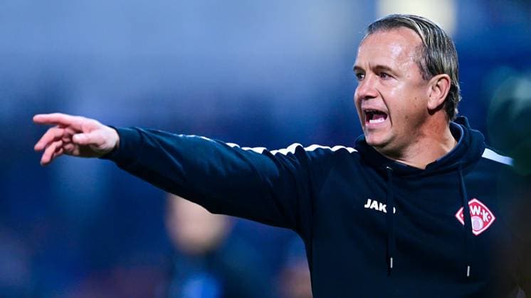 Coach Marc Reitmaier Wuerzburger Kickers gives instructions, gesticulates, gesticulate with arms, gives instructions, gesticulate, single image, action, action, 31 10 2025, Unterhaching Germany , Football, Regionalliga Bayern, SpVgg Unterhaching FC Würzburger Kickers xslx