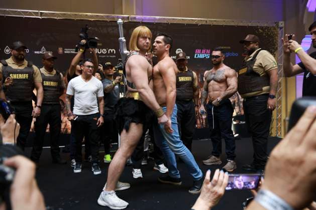 Official face-off of the athletes at the Fight Music Show in Sao Paulo. Sao Paulo (SP), 10 31 2025 - Face-off Fight Music Show - Athletes He-Man and Claudio during the weigh-in and official face-off of the athletes for the Fight Music Show, the largest influencer fighting event in Latin America. The event takes place at the Municipal Market in the central region of the city of Sao Paulo, this Friday, October 31, 2025. (Foto: Leco Viana Thenews2 imago images) SPO  Copyright: xLecoxVianax