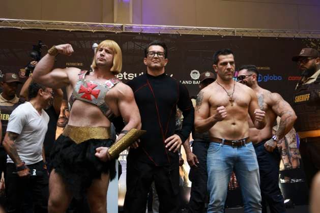 Official face-off of the athletes at the Fight Music Show in Sao Paulo. Sao Paulo (SP), 10 31 2025 - Face-off Fight Music Show - Athletes He-Man and Claudio during the weigh-in and official face-off of the athletes for the Fight Music Show, the largest influencer fighting event in Latin America. The event takes place at the Municipal Market in the central region of the city of Sao Paulo, this Friday, October 31, 2025. (Foto: Leco Viana Thenews2 imago images) SPO  Copyright: xLecoxVianax