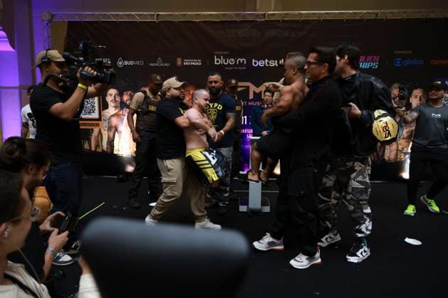 Official face-off of the athletes at the Fight Music Show in Sao Paulo. Sao Paulo (SP), 10 31 2025 - Face-off Fight Music Show - Hollywood and Disgrasapo athletes during the weigh-in and official face-off of the Fight Music Show athletes, the largest influencer fighting event in Latin America. The event takes place at the Municipal Market in the central region of the city of Sao Paulo, this Friday, October 31, 2025. (Foto: Leco Viana Thenews2 imago images) SPO  Copyright: xLecoxVianax
