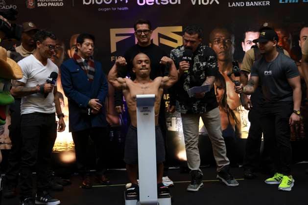 Official face-off of the athletes at the Fight Music Show in Sao Paulo. Sao Paulo (SP), 10 31 2025 - Face-off Fight Music Show - Hollywood and Disgrasapo athletes during the weigh-in and official face-off of the Fight Music Show athletes, the largest influencer fighting event in Latin America. The event takes place at the Municipal Market in the central region of the city of Sao Paulo, this Friday, October 31, 2025. (Foto: Leco Viana Thenews2 imago images) SPO  Copyright: xLecoxVianax