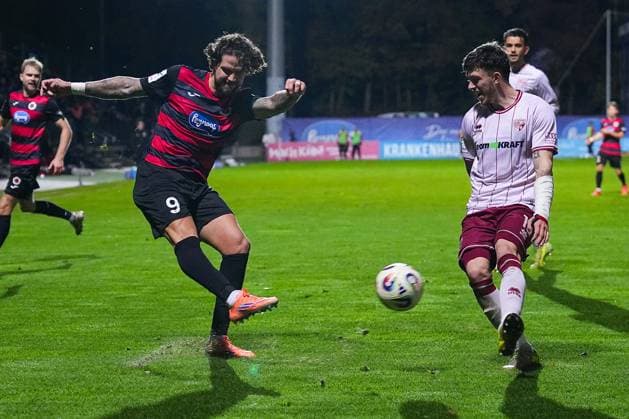 31 10 2025, xydrx, Fußball, 3 Liga, FC Viktoria Köln FC Ingolstadt 04, Saison 2025 2026, Sportpark Höhenberg Lex Tyger Lobinger FC Viktoria Köln 9 im Zweikampf gegen Linus Rosenloecher FC Ingolstadt 19 DFB regulations prohibit any use of photographs as image sequences and or quasi video Nordrhein Westfahlen Germany