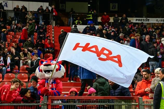The Unterhaching mascot FONSI with a HABA flag in front of the new family block HABA is now sponsoring 400 free tickets for families in the new family block, 31 10 2025, Unterhaching Germany , Football, Regionalliga Bayern, SpVgg Unterhaching FC Würzburger Kickers xslx