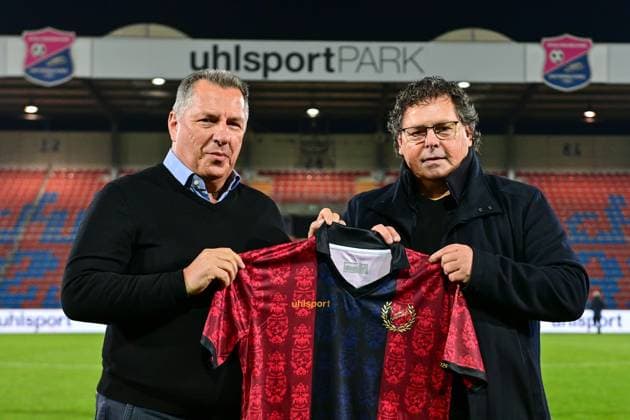 from left Vice President Peter Wagstyl SpVgg Unterhaching and Roland Ott representative of HABA present the new partnership, HABA is now sponsoring 400 free tickets for the new family block for all home games in the Uhlsportpark, 31 10 2025, Unterhaching Germany , Football, Regionalliga Bayern, SpVgg Unterhaching FC Würzburger Kickers xslx