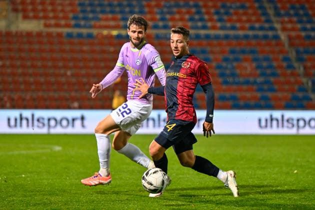 from left Daniel Haegele Wuerzburg, 22 Moritz Mueller Unterhaching, 24 in duel, duel, tackle, dynamic, action, action, 31 10 2025, Unterhaching Germany , Football, Regionalliga Bayern, SpVgg Unterhaching FC Würzburger Kickers xslx