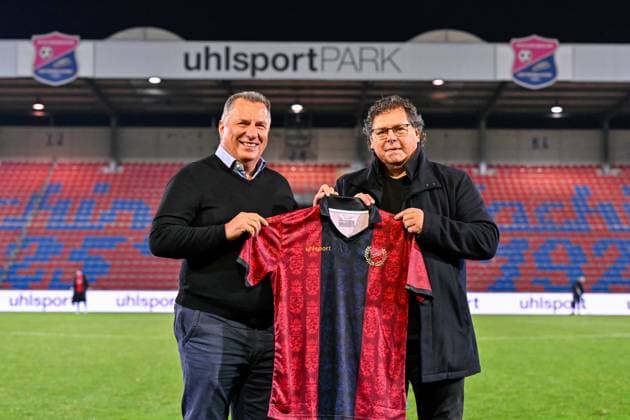 from left Vice President Peter Wagstyl SpVgg Unterhaching and Roland Ott representative of HABA present the new partnership, HABA is now sponsoring 400 free tickets for the new family block for all home games in the Uhlsportpark, 31 10 2025, Unterhaching Germany , Football, Regionalliga Bayern, SpVgg Unterhaching FC Würzburger Kickers xslx
