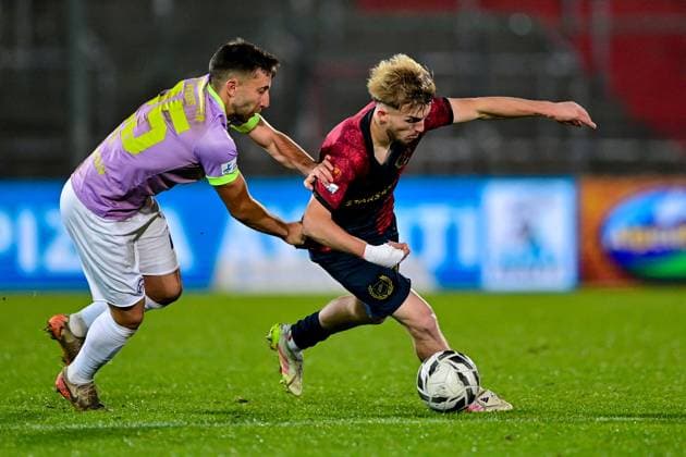 from left Dominik Meisel Wuerzburg, 24 Andy Breuer Unterhaching, 26 in duel, duel, tackle, dynamic, action, action, 31 10 2025, Unterhaching Germany , Football, Regionalliga Bayern, SpVgg Unterhaching FC Würzburger Kickers xslx