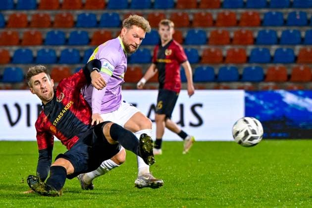 v li Alexander Winkler Unterhaching, 4 Patrick Hofmann Wuerzburg, 33 in duel, duel, tackle, dynamic, action, action, 31 10 2025, Unterhaching Germany , Football, Regionalliga Bayern, SpVgg Unterhaching FC Würzburger Kickers xslx