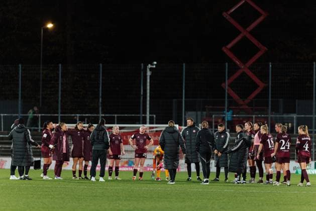 31 10 25, Women, Soccer, 1 BL, Season 2025 2026, 1 FC Köln 1 FC Nürnberg, Matchday 8 Team of 1 FC Nürnberg stands disappointed on the pitch after the match Köln Franz Kremer Stadion NRW Germany