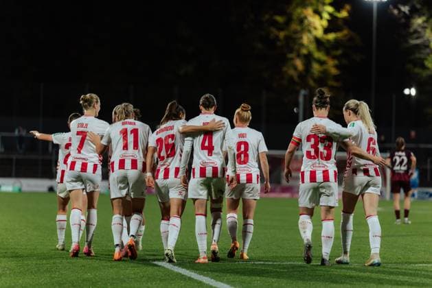 31 10 25, Women, Soccer, 1 BL, Season 2025 2026, 1 FC Köln 1 FC Nürnberg, Matchday 8 Team of 1 FC Köln cheering for the goal of Sara Agrez 4 1 FC Köln to 3 0 Köln Franz Kremer Stadion NRW Germany
