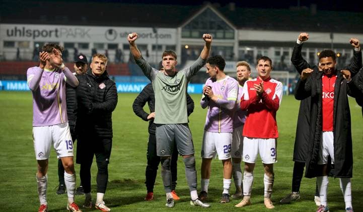 31 10 2025, xfsx, Herren, Fußball, Saison 2025 2026, Regionalliga Bayern, 16 Spieltag SpVgg Unterhaching FC Wuerzburger Kickers v li FC Wuerzburger Kickers players celebrate the away win after the end of the match Unterhaching uhlsport PARK Bayern Germany