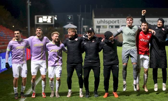 31 10 2025, xfsx, Herren, Fußball, Saison 2025 2026, Regionalliga Bayern, 16 Spieltag SpVgg Unterhaching FC Wuerzburger Kickers v li FC Wuerzburger Kickers players cheer at the end of the match after the 2 1 away win in Unterhaching Unterhaching uhlsport PARK Bayern Germany