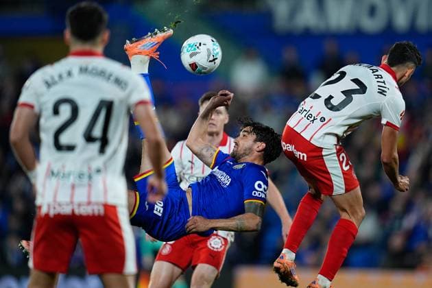 October 31, 2025, Getafe, Madrid, Spain: MAURO ARAMBARRI of Getafe CF in action during the Spanish League, LaLiga EA Sports, football match played between Getafe CF and Girona FC at Coliseum de Getafe stadium. Getafe won 2:1. Getafe Spain - ZUMAa181 20251031_zaa_a181_127 Copyright: xDennisxAgyemanx