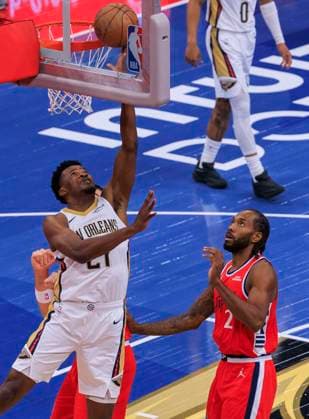 October 31, 2025, Inglewood, California, USA: Yves Missi 21 of the New Orleans Pelicans puts up a layup past Kawhi Leonard 2 of the Los Angeles Clippers during the 2025-26 Emirates Cup game on Friday October 31, 2025 at Intuit Dome Arena in Inglewood, California. Clippers defeat Pelicans, 126-124. JAVIER ROJAS PI Inglewood USA - ZUMAp124 20251031_zaa_p124_006 Copyright: xJavierxRojasx