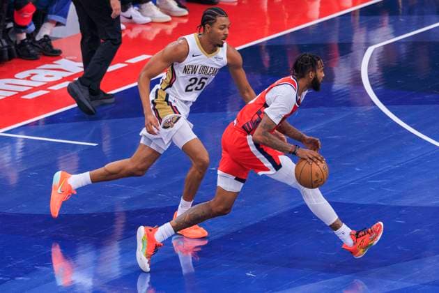 October 31, 2025, Inglewood, California, USA: Trey Murphy III 25 of the New Orleans Pelicans defends against Derrick Jones Jr. 5 of the Los Angeles Clippers during the 2025-26 Emirates Cup game on Friday October 31, 2025 at Intuit Dome Arena in Inglewood, California. Clippers defeat Pelicans, 126-124. JAVIER ROJAS PI Inglewood USA - ZUMAp124 20251031_zaa_p124_008 Copyright: xJavierxRojasx