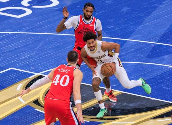 October 31, 2025, Inglewood, California, USA: Jordan Poole 3 of the New Orleans Pelicans tries to pass away from Ivica Zubac 40 and John Collins 20 of the Los Angeles Clippers during the 2025-26 Emirates Cup game on Friday October 31, 2025 at Intuit Dome Arena in Inglewood, California. Clippers defeat Pelicans, 126-124. JAVIER ROJAS PI Inglewood USA - ZUMAp124 20251031_zaa_p124_020 Copyright: xJavierxRojasx
