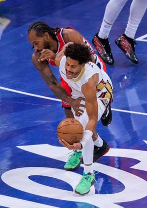 October 31, 2025, Inglewood, California, USA: Kawhi Leonard 2 of the Los Angeles Clippers defends against Jordan Poole 3 of the New Orleans Pelicans during the 2025-26 Emirates Cup game on Friday October 31, 2025 at Intuit Dome Arena in Inglewood, California. Clippers defeat Pelicans, 126-124. JAVIER ROJAS PI Inglewood USA - ZUMAp124 20251031_zaa_p124_022 Copyright: xJavierxRojasx
