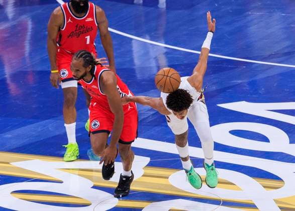 October 31, 2025, Inglewood, California, USA: Kawhi Leonard 2 of the Los Angeles Clippers and Jordan Poole 3 of the New Orleans Pelicans battles for the ball during the 2025-26 Emirates Cup game on Friday October 31, 2025 at Intuit Dome Arena in Inglewood, California. Clippers defeat Pelicans, 126-124. JAVIER ROJAS PI Inglewood USA - ZUMAp124 20251031_zaa_p124_023 Copyright: xJavierxRojasx