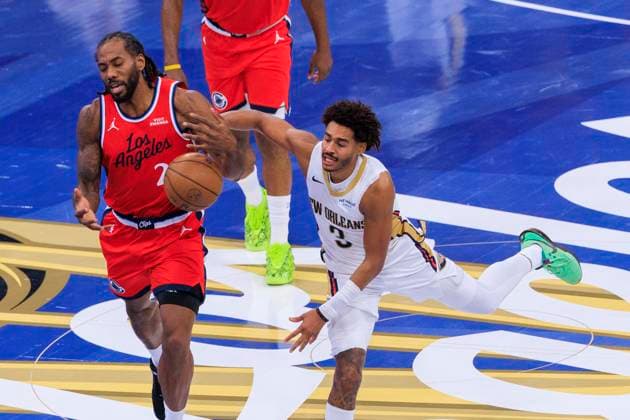 October 31, 2025, Inglewood, California, USA: Kawhi Leonard 2 of the Los Angeles Clippers and Jordan Poole 3 of the New Orleans Pelicans battles for the ball during the 2025-26 Emirates Cup game on Friday October 31, 2025 at Intuit Dome Arena in Inglewood, California. Clippers defeat Pelicans, 126-124. JAVIER ROJAS PI Inglewood USA - ZUMAp124 20251031_zaa_p124_024 Copyright: xJavierxRojasx