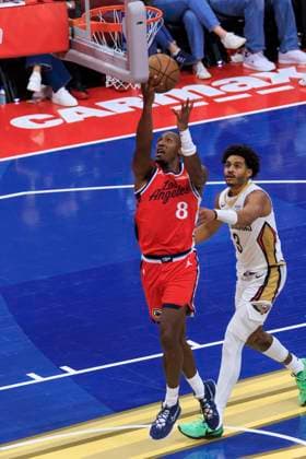 October 31, 2025, Inglewood, California, USA: Kris Dunn 8 of the Los Angeles Clippers scores with a layup as Jordan Poole 3 of the New Orleans Pelicans defends during the 2025-2026 Emirates Cup game on Friday October 31, 2025 at Intuit Dome in Inglewood, California. Clippers defeat Pelicans, 126-124. ARIANA RUIZ PI Inglewood USA - ZUMAp124 20251031_zaa_p124_033 Copyright: xArianaxRuizx