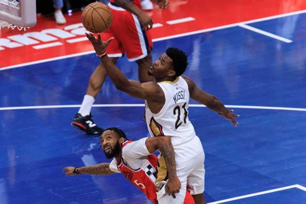 October 31, 2025, Inglewood, California, USA: Yves Missi 21 of the New Orleans Pelicans grabs the rebound over Derrick Jones Jr. 5 of the Los Angeles Clippers during the 2025-2026 Emirates Cup game on Friday October 31, 2025 at Intuit Dome in Inglewood, California. Clippers defeat Pelicans, 126-124. ARIANA RUIZ PI Inglewood USA - ZUMAp124 20251031_zaa_p124_037 Copyright: xArianaxRuizx