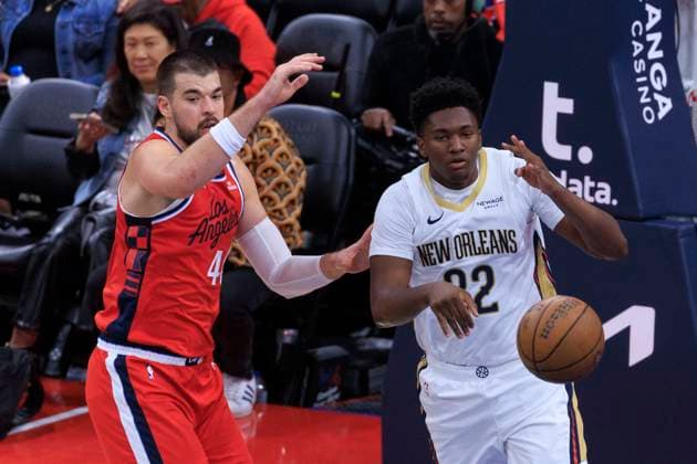 October 31, 2025, Inglewood, California, USA: Derik Queen 22 of the New Orleans Pelicans and Ivica Zubac 40 of the Los Angeles Clippers lose control of the ball during the 2025-2026 Emirates Cup game on Friday October 31, 2025 at Intuit Dome in Inglewood, California. Clippers defeat Pelicans, 126-124. ARIANA RUIZ PI Inglewood USA - ZUMAp124 20251031_zaa_p124_039 Copyright: xArianaxRuizx