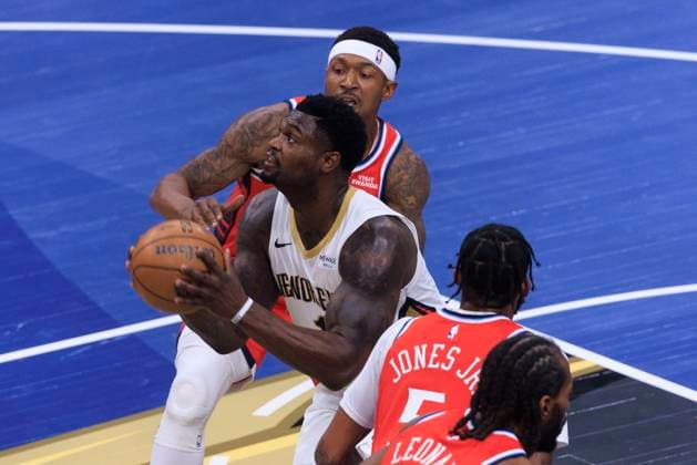 October 31, 2025, Inglewood, California, USA: Zion Williamson 1 of the New Orleans Pelicans makes a two point shot attempt as Bradley Beal 0 of the Los Angeles Clippers defends during the 2025-2026 Emirates Cup game on Friday October 31, 2025 at Intuit Dome in Inglewood, California. Clippers defeat Pelicans, 126-124. ARIANA RUIZ PI Inglewood USA - ZUMAp124 20251031_zaa_p124_040 Copyright: xArianaxRuizx