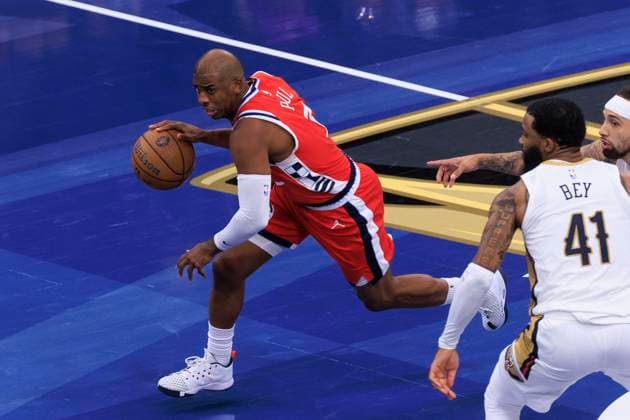 October 31, 2025, Inglewood, California, USA: Chris Paul 3 of the Los Angeles Clippers drives to the basket during the 2025-2026 Emirates Cup game against the New Orleans Pelicans on Friday October 31, 2025 at Intuit Dome in Inglewood, California. Clippers defeat Pelicans, 126-124. ARIANA RUIZ PI Inglewood USA - ZUMAp124 20251031_zaa_p124_042 Copyright: xArianaxRuizx