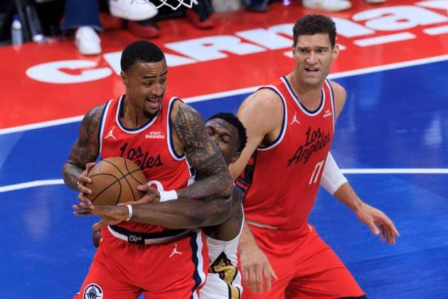 October 31, 2025, Inglewood, California, USA: Zion Williamson 1 of the New Orleans Pelicans attempts to steal the rebound from John Collins 20 of the Los Angeles Clippers during the 2025-2026 Emirates Cup game on Friday October 31, 2025 at Intuit Dome in Inglewood, California. Clippers defeat Pelicans, 126-124. ARIANA RUIZ PI Inglewood USA - ZUMAp124 20251031_zaa_p124_057 Copyright: xArianaxRuizx