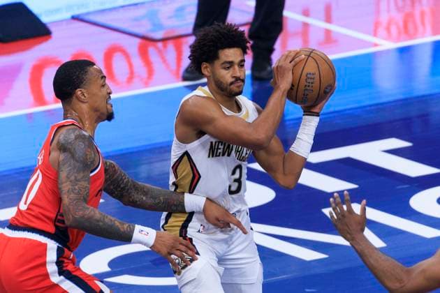 October 31, 2025, Inglewood, California, USA: Jordan Poole 3 of the New Orleans Pelicans passes the ball as John Collins 20 of the Los Angeles Clippers defends during the 2025-2026 Emirates Cup game on Friday October 31, 2025 at Intuit Dome in Inglewood, California. Clippers defeat Pelicans, 126-124. ARIANA RUIZ PI Inglewood USA - ZUMAp124 20251031_zaa_p124_060 Copyright: xArianaxRuizx