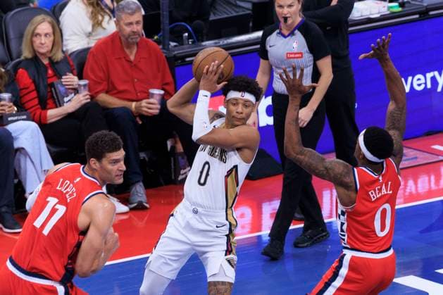 October 31, 2025, Inglewood, California, USA: Jeremiah Fears 0 of the New Orleans Pelicans passes the ball as Brook Lopez 11 and Bradley Beal 0 of the Los Angeles Clippers defend during the 2025-2026 Emirates Cup game on Friday October 31, 2025 at Intuit Dome in Inglewood, California. Clippers defeat Pelicans, 126-124. ARIANA RUIZ PI Inglewood USA - ZUMAp124 20251031_zaa_p124_062 Copyright: xArianaxRuizx