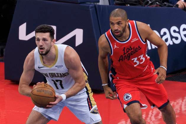 October 31, 2025, Inglewood, California, USA: Karlo Matkovic 17 of the New Orleans Pelicans passes the ball as Nicolas Batum 33 of the Los Angeles Clippers guards during the 2025-2026 Emirates Cup game on Friday October 31, 2025 at Intuit Dome in Inglewood, California. Clippers defeat Pelicans, 126-124. ARIANA RUIZ PI Inglewood USA - ZUMAp124 20251031_zaa_p124_063 Copyright: xArianaxRuizx