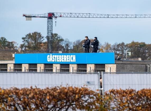 Soccer, Men, Season 2025 2026, 2 Bundesliga 11 Matchday , Hertha BSC Dynamo Dresden, Police officers observe and film Dresden fans on their way to the stadium, 01 11 2025, Copyright: xSebastianxRäppold MatthiasxKochx