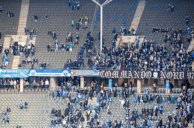 Soccer, Men, Season 2025 2026, 2 Bundesliga 11 Matchday , Hertha BSC Dynamo Dresden, partly masked Hertha fans flee into the Ostkurve after seeking contact with Dresden fans, 01 11 2025, Copyright: xSebastianxRäppold MatthiasxKochx