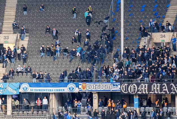 Soccer, Men, Season 2025 2026, 2 Bundesliga 11 Matchday , Hertha BSC Dynamo Dresden, partly masked Hertha fans flee into the Ostkurve after seeking contact with Dresden fans, 01 11 2025, Copyright: xSebastianxRäppold MatthiasxKochx
