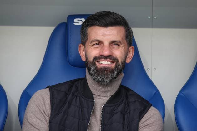 Laughing on the reserve bench before the match Miron Muslic FC Schalke 04, Head Coach , Karlsruher SC vs FC Schalke 04, 2 Bundesliga, Matchday 11, 2025 2026, 01 11 2025, DFL REGULATES PROHIBIT ANY USE OF PHOTOGRAPHS AS IMAGE SEQUENCES AND OR QUASI VIDEO, Karlsruher SC vs FC Schalke 04, 2 Bundesliga, Matchday 11, 2025 2026, 01 11 2025 Karlsruhe Copyright: xEibner-Pressefoto JanxPrihodax EP_JPA