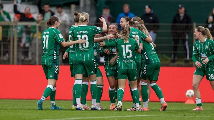 SV Werder Bremen players with goal celebration, cheering, jubilant, optimistic, match scene, highlight, joy over the 1-0 goal, THE DFB REGULATIONS PROHIBIT ANY USE OF PHOTOGRAPHS AS IMAGE SEQUENCES AND OR QUASI VIDEO , 01 11 2025, Bremen Germany , Football, Google Pixel Womens Bundesliga, SV Werder Bremen 1 FC Union Berlin xobx