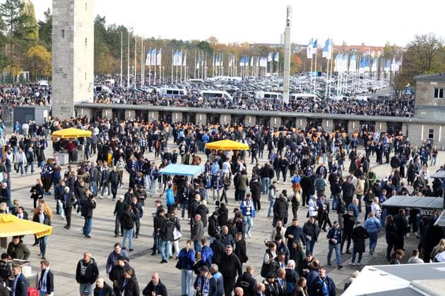 DEU, DFL, 2 FBL, Hertha BSC vs Dynamo Dresden, 01 11 2025, Berliner Olympiastadion, Berlin, DEU, DFL, 2 FBL, Hertha BSC vs Dynamo Dresden, im Bild Polizei, Dresdner Fans, Hertha BSC Fans DFL regulations prohibit any use of Photographs as image sequences and or quasi video nordphotoxGmbHx xEngler nph00076