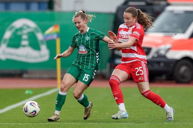 from left Michelle Weiß SV Werder Bremen, 15 and Ida Heikkinen 1 FC Union Berlin, 25 in a duel, dynamic, action, action, game scene, THE DFB REGULATIONS PROHIBIT ANY USE OF PHOTOGRAPHS AS IMAGE SEQUENCES AND OR QUASI VIDEO , 01 11 2025, Bremen Germany , Football, Google Pixel Womens Bundesliga, SV Werder Bremen 1 FC Union Berlin xobx